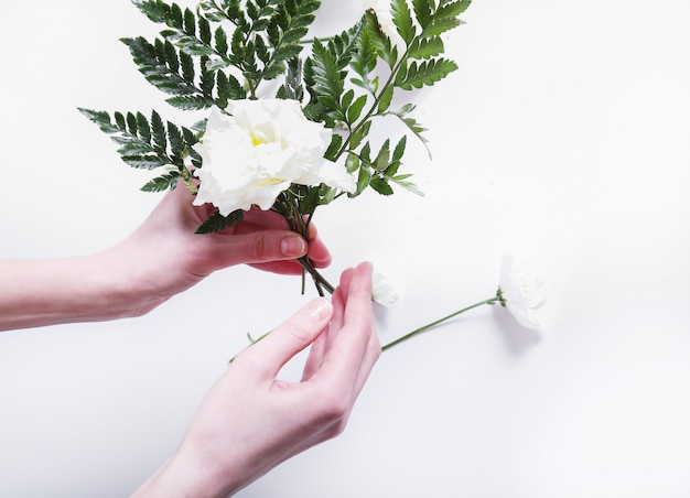 Fille faisant un bouquet