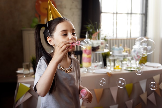 Fille Faisant Des Bulles De Savon Vue Latérale