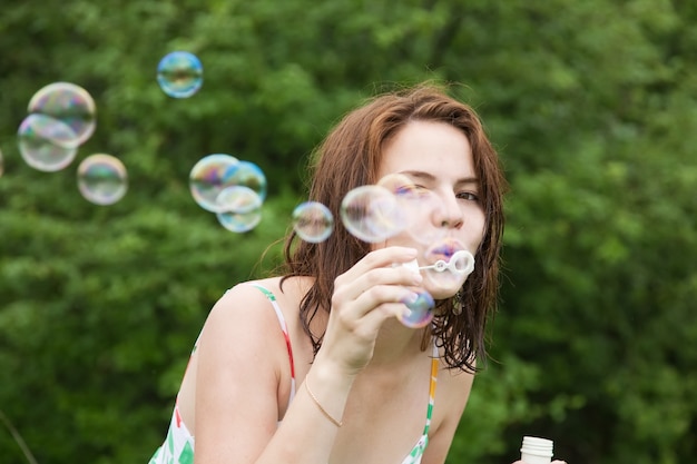 Fille faisant des bulles de savon