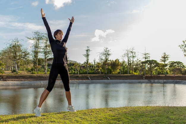 Fille Faisant L'échauffement Dans Le Parc.