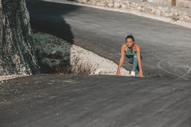 Fille faisant de l&#39;exercice dans le parc