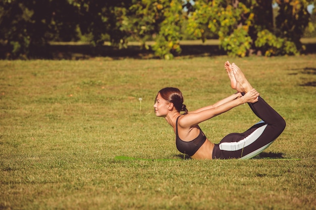 Fille faisant de l&#39;exercice dans le parc