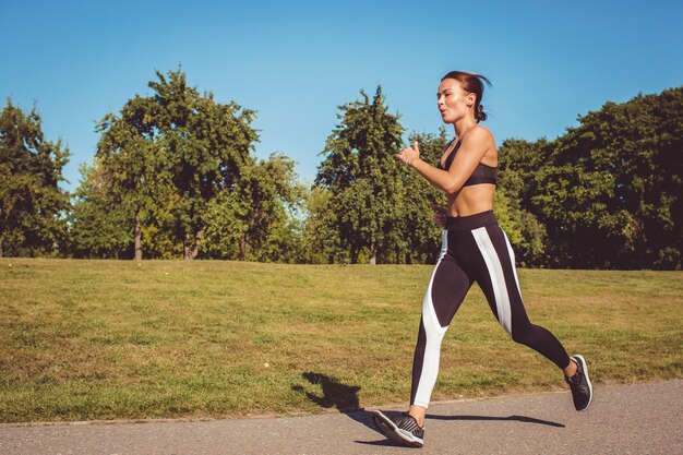 Fille faisant de l&#39;exercice dans le parc