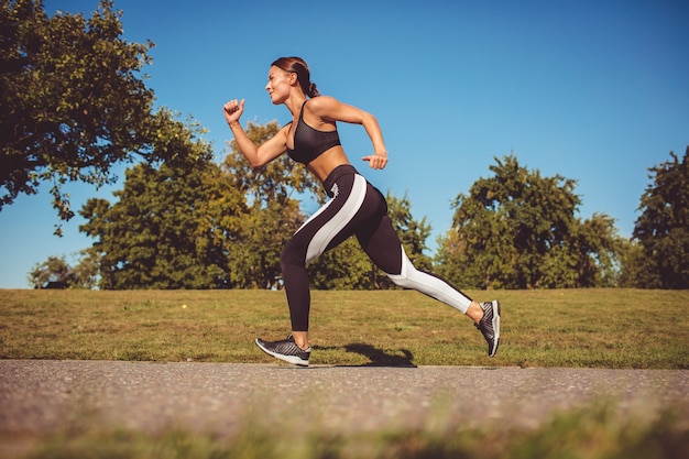 Fille faisant de l&#39;exercice dans le parc