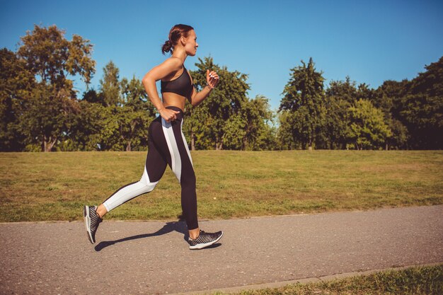 Fille faisant de l&#39;exercice dans le parc