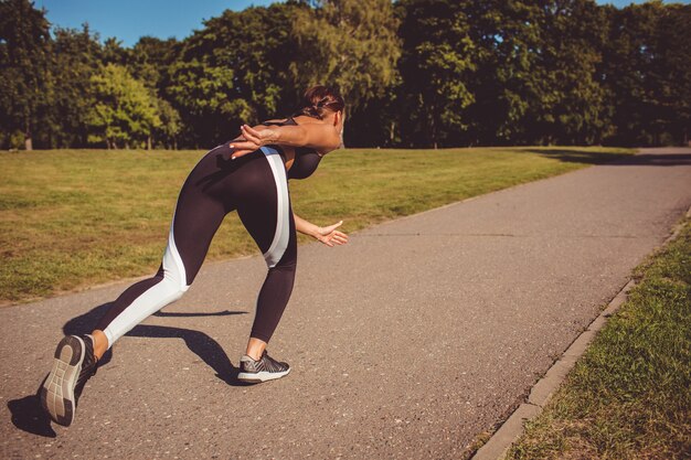 Fille faisant de l&#39;exercice dans le parc