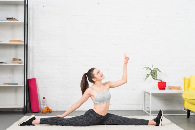 Fille faisant de l'exercice dans sa maison