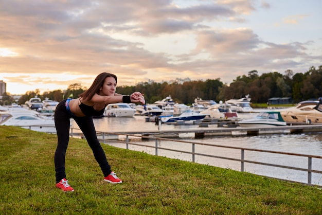 Fille faisant des exercices tôt le matin.