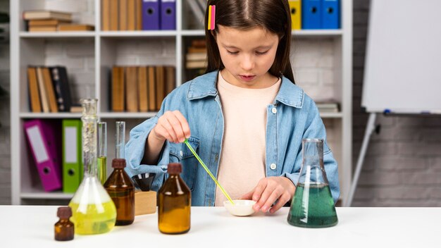 Fille faisant des expériences scientifiques