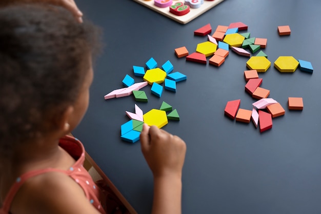 Fille faisant un puzzle à angle élevé