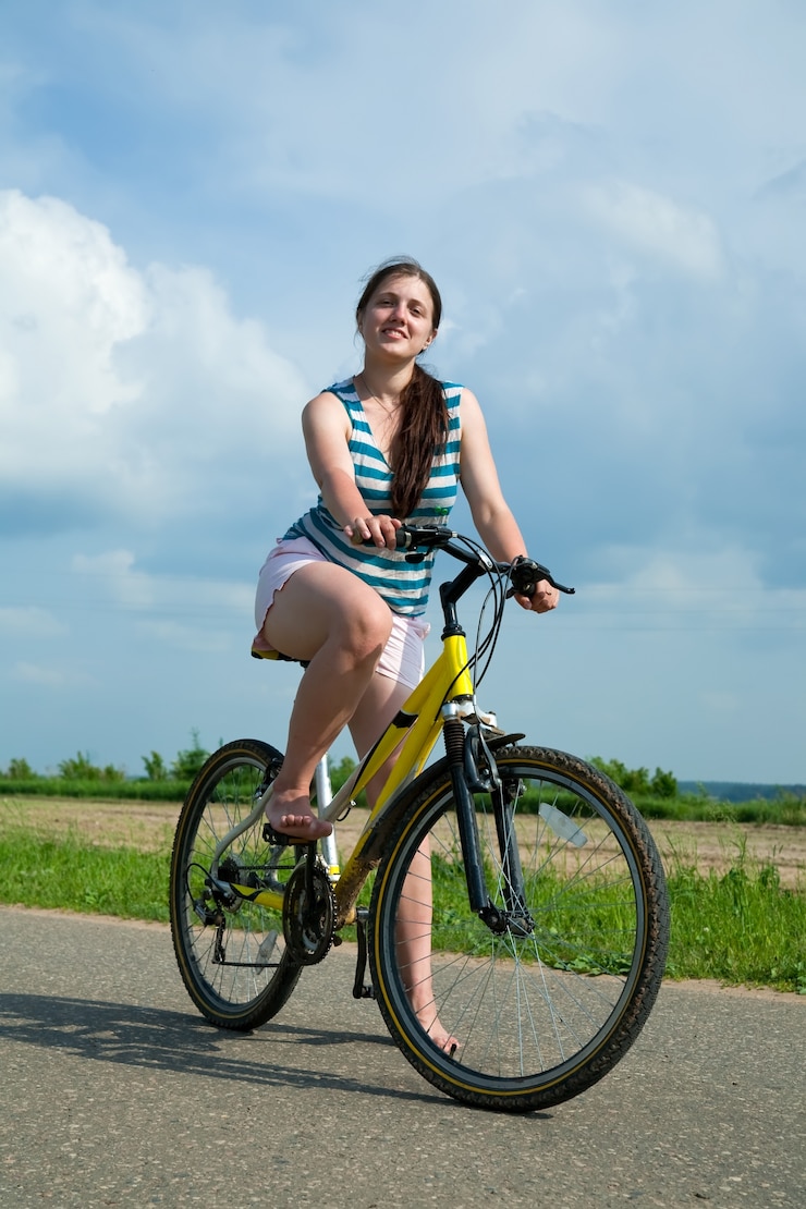 Photo gratuit la fille fait du vélo