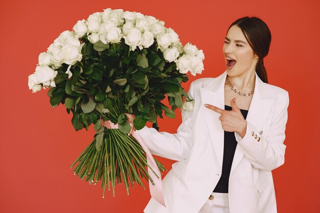 Fille Fashion posant dans un studio photo