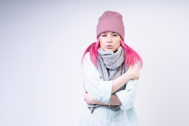 Fille fébrile avec un foulard et un chapeau rose