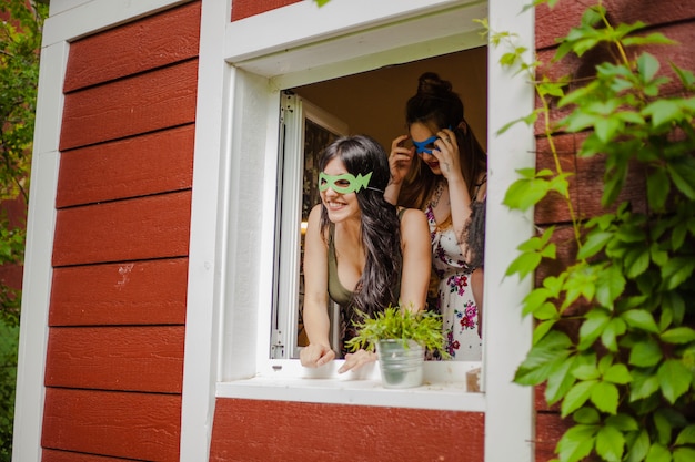 Photo gratuite fille à la fenêtre en souriant