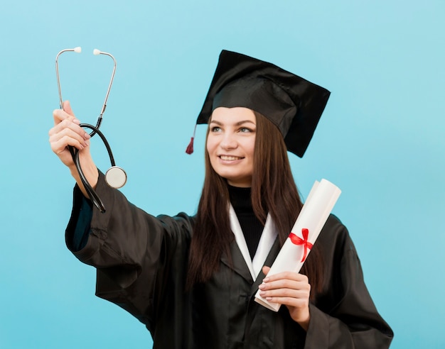 Fille fière avec stéthoscope