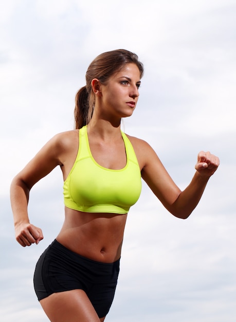 Fille de fitness en cours d'exécution