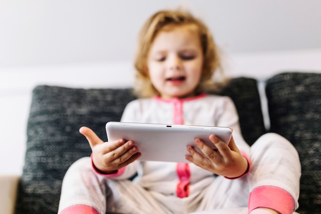 Fille floue avec tablette