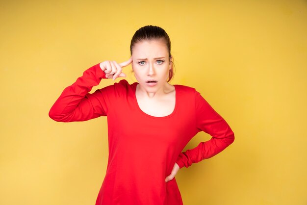 Fille folle avec un chemisier de couleur corail