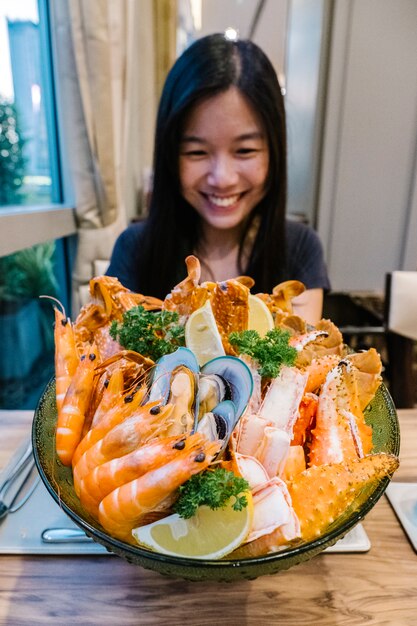 fille et fruits de mer