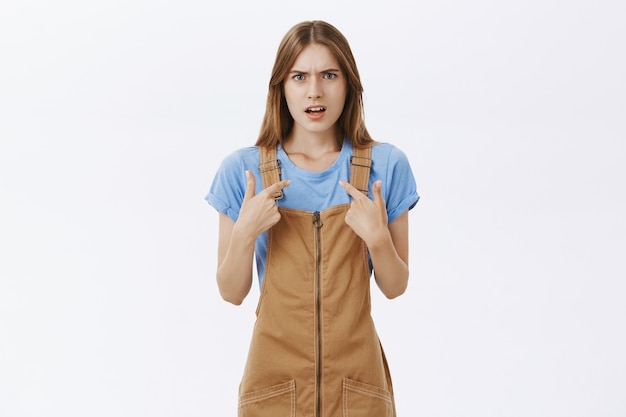 Fille frustrée et bouleversée se montrant