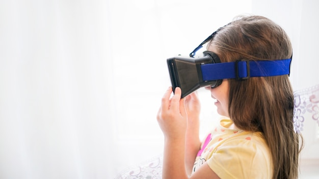 Fille gaie dans le casque VR