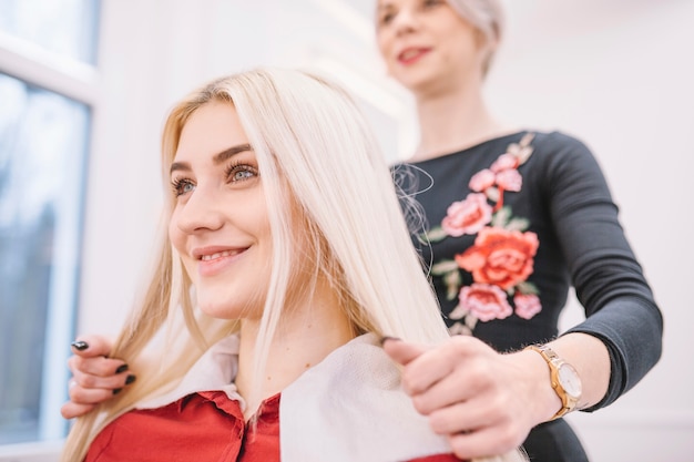 Photo gratuite fille gaie dans le salon de coiffeur