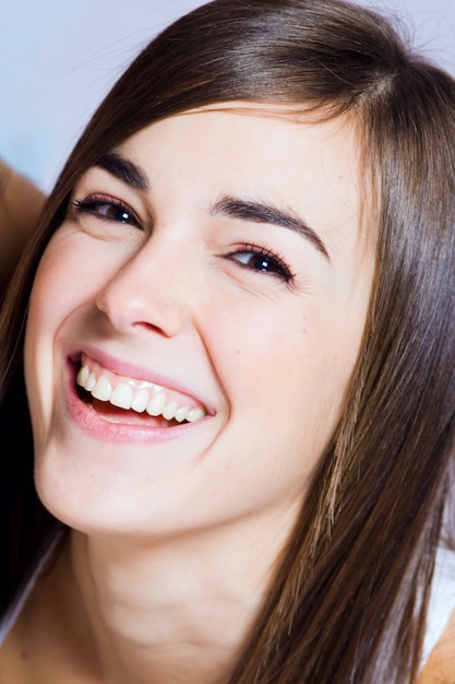 fille gaie, avec un grand sourire