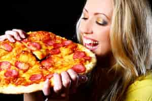 Photo gratuite fille gaie, manger de la pizza