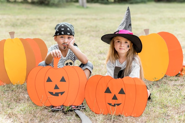 Photo gratuite fille et garçon à angle élevé avec costume