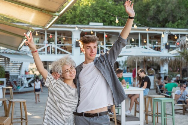 Fille et garçon célébrant la fin de la quarantaine