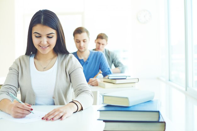 Fille et garçon faire un examen