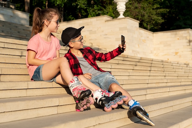 Photo gratuite fille et garçon prenant un selfie