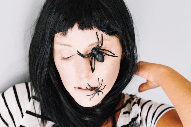 Photo gratuite fille gothique dormant avec des araignées sur le visage