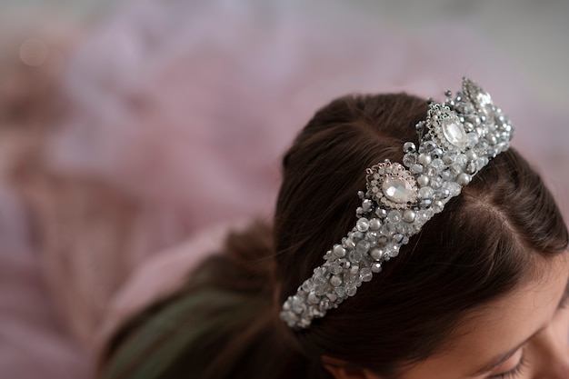 Fille grand angle portant une couronne d'argent