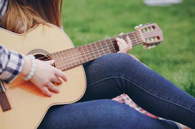 Fille avec une guitare