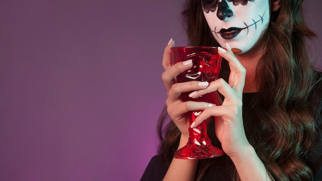 Fille d&#39;Halloween avec la tasse