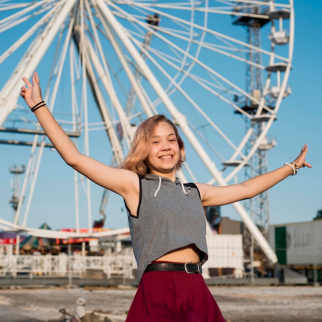 Photo gratuite fille heureuse au parc d'attractions