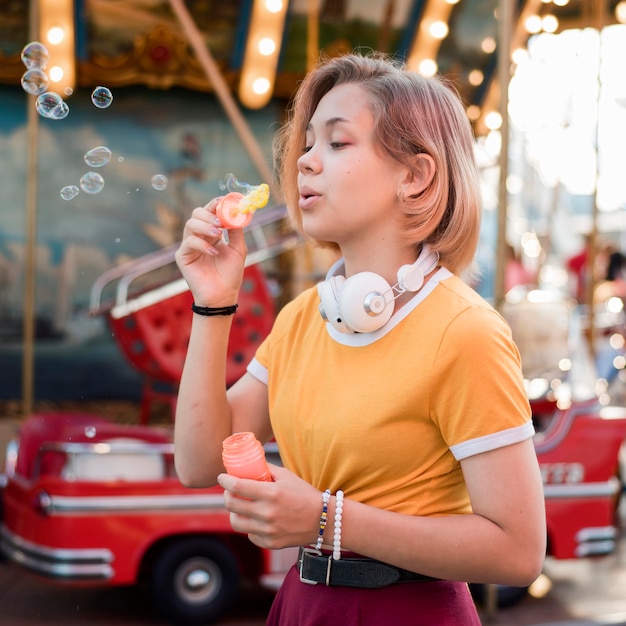 Photo gratuite fille heureuse au parc d'attractions