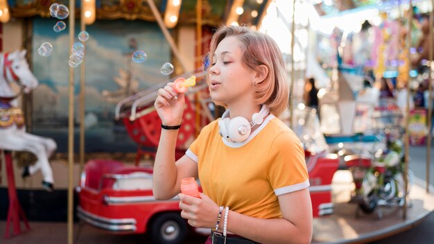 Fille heureuse au parc d'attractions