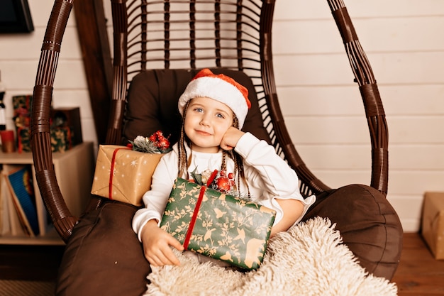 fille heureuse avec cadeau de noël