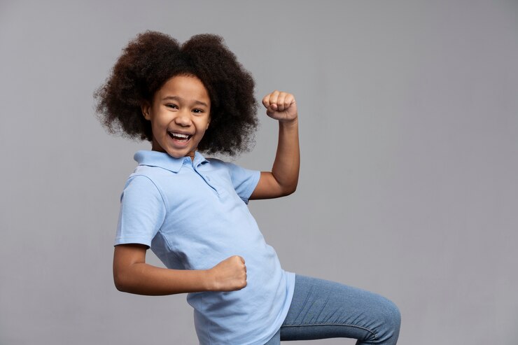 Photo gratuit fille heureuse avec des cheveux adorables souriant