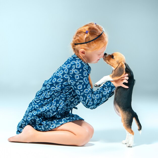 La fille heureuse et un chiot beagle