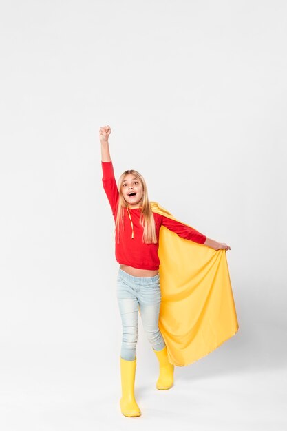 Fille heureuse avec costume de super-héros