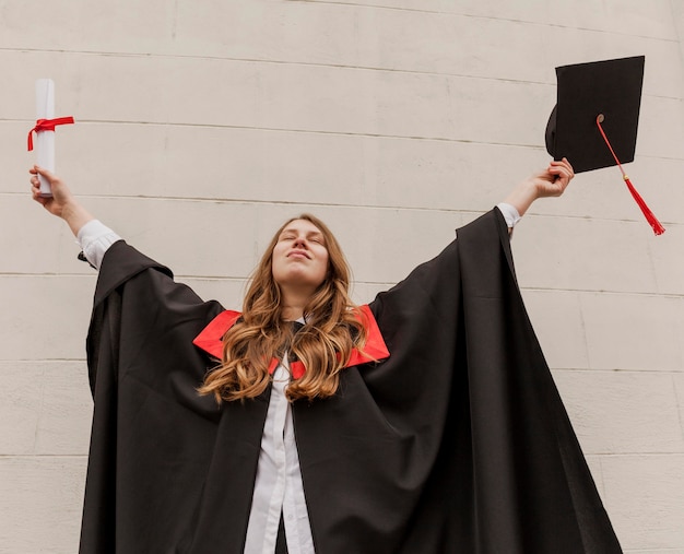 Photo gratuite fille heureuse diplômée