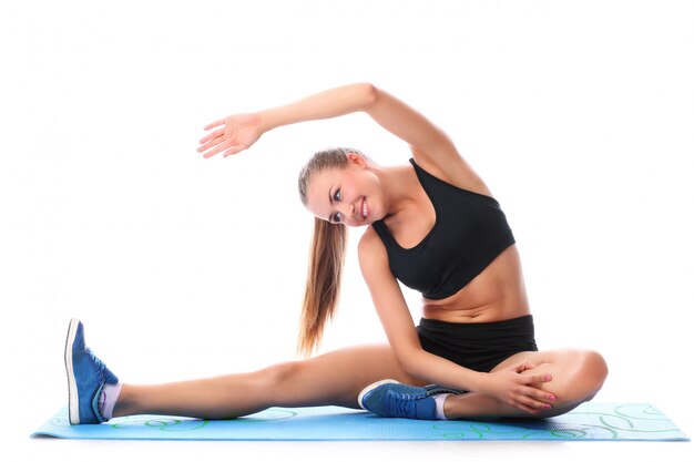 Fille heureuse, faire des exercices de fitness