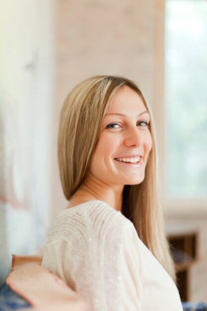 fille heureuse à la maison