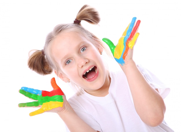 Fille heureuse avec de la peinture sur ses mains