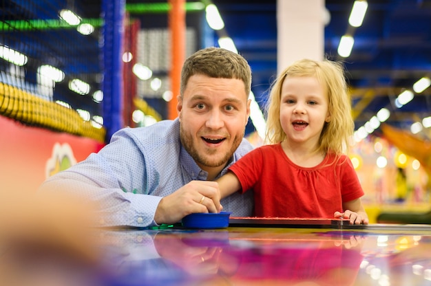 Fille heureuse et père tir moyen