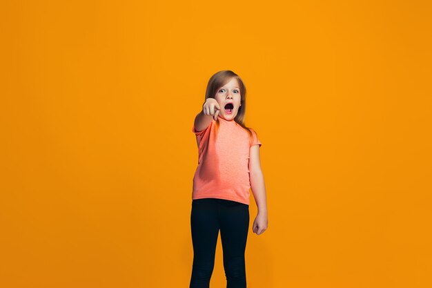 La fille heureuse pointant vers vous, portrait agrandi demi-longueur