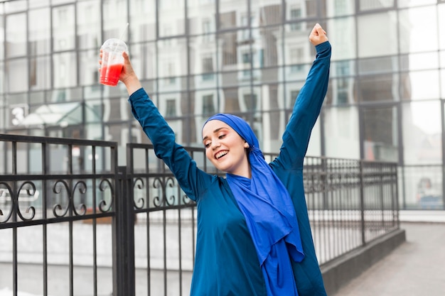 Fille heureuse portant un hijab